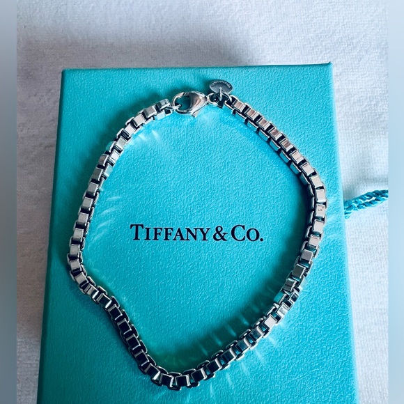 TIFFANY & CO. LARGE 8 INCH VENETIAN LINK STERLING SILVER BRACELET - Picture 2 of 7